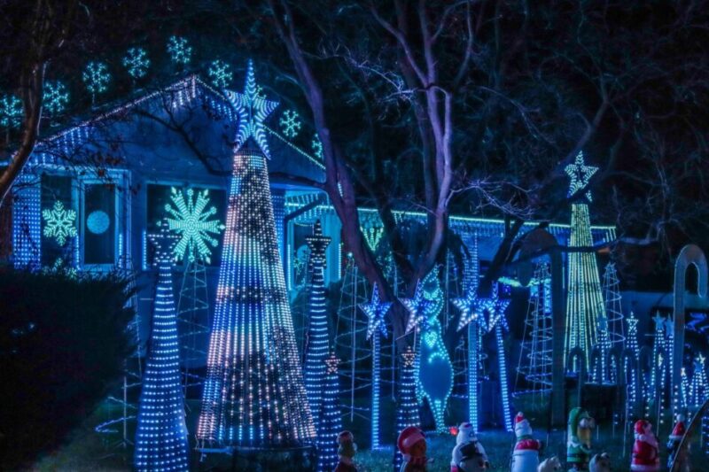 Holiday House – The Magical Christmas Lights of Pebble Lane